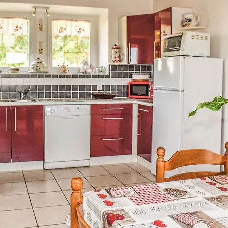 2 Bedroom Gorgeous In Holiday home Plouguiel